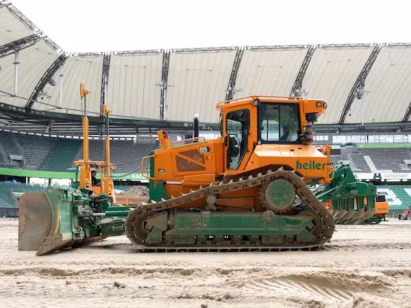 Maschinist im Sportplatzbau
