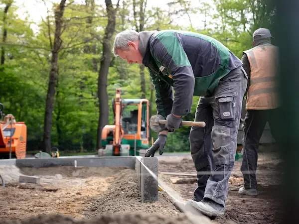 Pflasterer im Sportplatzbau