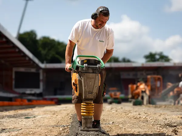 Landschaftsgärtner im Sportplatzbau